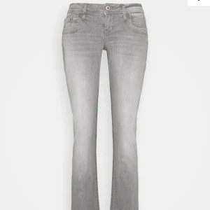 Gråa låg midjade ltb jeans  - Gråa ltb lågmidjade jeans som är bootcut!