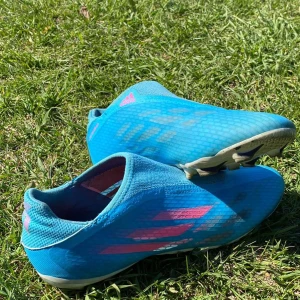 Fotbollsskor size43 400 - För små för mig har kört en traning med dom jätte skona