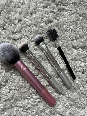 Sminkborstar - Sminkborstar i nyskick, en är testad de andra är oanvända💕 45kr/styck förutom den lilla för 15. Rosa är såld!!