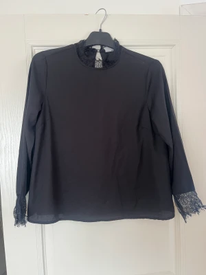 Blus med spets  - Säljer denna superfina blus från ginatricot i storlek 36! Jättefina spetsdetaljer i kragen och vi händerna💕 köparen står för frakten