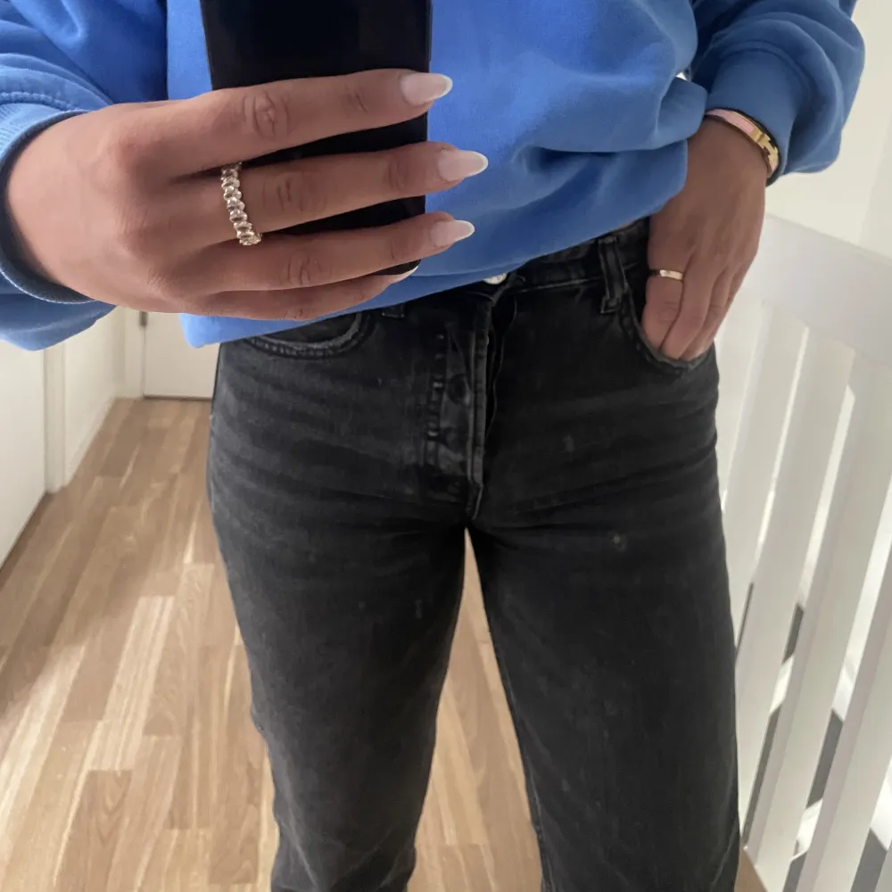 Säljer även dessa i grå/ svart färg, jättebra skick och snygg passform. Bra längd för mig som är 167cm lång.. Jeans & Byxor.