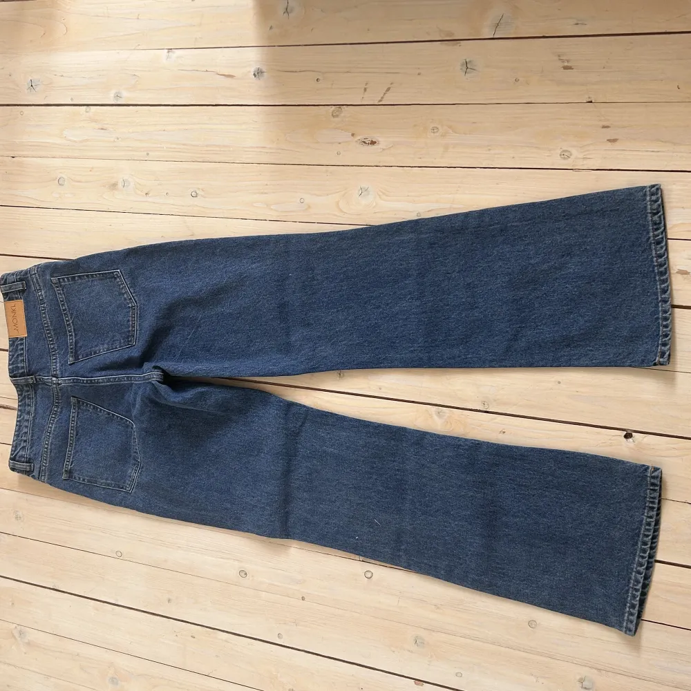 Jeans från monki med bootcut och hög midja! Beställde tyvärr en storlek för liten så jag säljer vidare dem💔 Helt nya och aldrig använda, ganska stretchiga och otroligt snygga!🫶🏼Nypris: 400. Jeans & Byxor.
