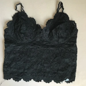 Svart linne - Svart linnen med mönster, storleken är M men passar som en xs-s, har en vit version på min profil!