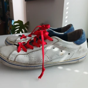 Golden Goose stlk 38 - Golden Goose i stlk 38.  De är i relativt bra skick, slitningen kommer med modellen på skon. 