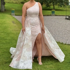 Vacker klänning  - Hej!  Säljer min vackra klänning som är använd endast en gång och är tvättad. Perfekt för bal eller bröllop.  Storlek 42/44.  Ordinariepris 7500, säljs för 4500kr