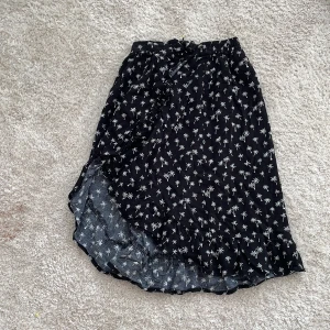 Kjol med Palm mönster - En kjol med Palm mönster.och jag säljer den här för att jag inte använder den så ofta.och  kjolen har bra skick