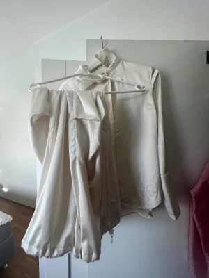 Satin set - Så coolt sett 38 i buxor 36 i skjorta