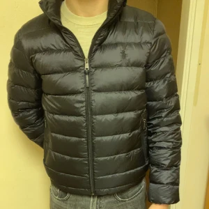 Ralph lauren jacka - Jackan är i väldigt fint skick, inga defekter eller fläckar. Orginalpris 2795 :- men köpt på rea vid 2399:- 