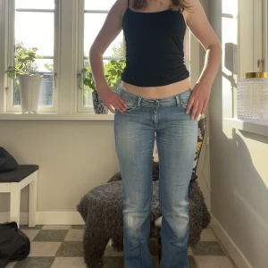 Dolce&Gabbana Jeans - Jättefina lågmidjade jeans från dolce&gabbana!🌸Skulle säga att de är storlek M. Jag brukar ha 28/29 vanligtvis i jeans❤️‍🔥 Skicka för fler bilder/frågor! Kan mötas på Odenplan eller frakta💓