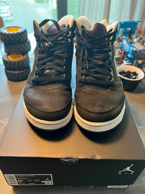 Nike Air Jordan 5 retro - Sneakers från Nike modell Air Jordan 5 Retro. Svart/Cool Grå-Vit. Ovandel i läder, mellansula i skum,  air-stötdämpning.  Storlek US 9,5 - EU 43  Använda men i bra skick. **Originalkartong och kvitto finns**