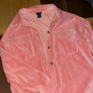 Rosa skjorta i xs men passar s också, använd 1 gång 