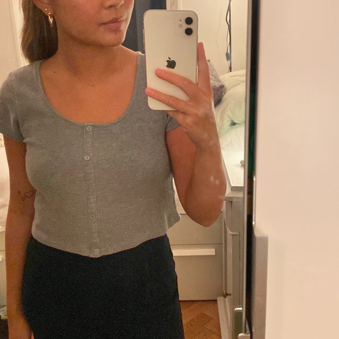 topp med knappdetaljer