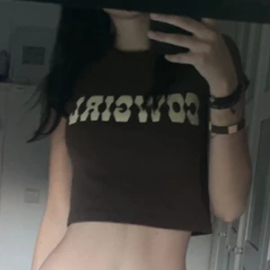 Cowgirl brandy Melville topp  - Brun ”Cowgirl” brandy Melville crop top. Den är inte använd, bara provad. Sitter som en XS på mig som är 175 cm. Pris kan diskuteras & köparen står för frakt💓💓