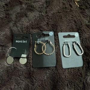 Örhängen - Säljer dessa örhängen för 19kr tillsammans! De är från ur & penn, helt oanvända. Fick i en mystery bag men kommer dessvärre inte till använding.