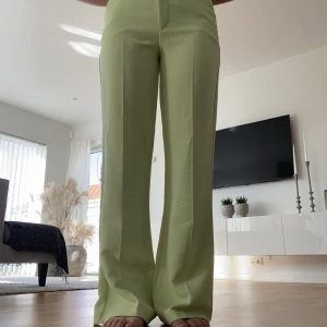Kostymbyxor - Coola gröna byxor från zara i storlek s. Byxorna är helt oanvända och lappen är kvar.