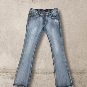 Bootcut jeans - Säljer sååå fina bootcut jeans köpta second hand då de har blivit för stora för mig. På lappen står det storlek 42 men jag skulle säga att de även passar 38 och 40. Möts i Stockholm annars står köparen för frakt!❣️❣️💗