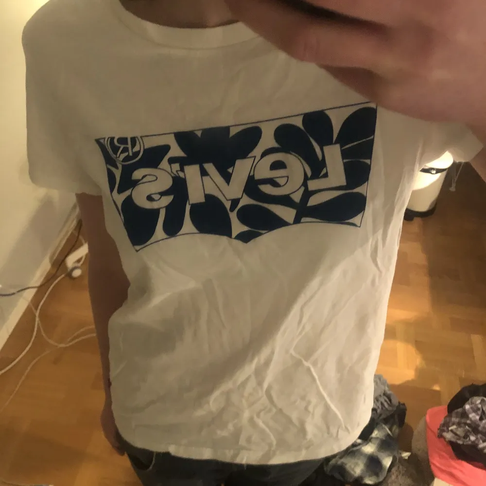 T-shirt från levi’s. Jättebra skick 🙏🙏💘. T-shirts.