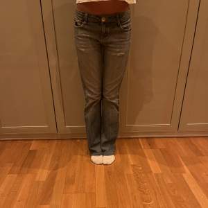 Såå snygga jeans med coola slitningar-har en liten slitning vid byxgrenen men INGET SOM SYNS och är enkelt att fixa💗midjemått-36cm innerbenslängd-76cm