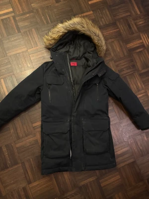 Vinterjacka Hugo Boss - Skada på framsidan, vid höger ficka. Går att laga om man är lite händig 