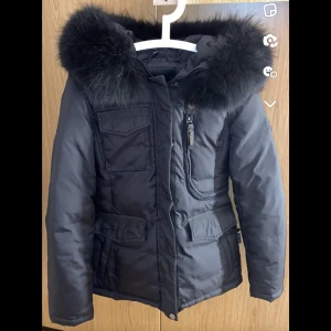 Äkta Hollies Jacka/ Som ny - Hej, säljer min Hollies jacka eftersom den inte används längre. Denna jackan är som ny och skicket är 10/10. Har haft denna jackan enstaka gånger knappt använd. Jackan är jätte varm! vid fler bilder skriv gärna. 💗