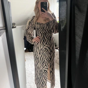 HöstKlänning - Säljer denna skitsnygga slutsålda klänning ifrån Gina 💕💋den kommer tyvärr aldrig till användning därför säljer ja den ✨ den är helt oanvänd och lapparna sitter kvar 