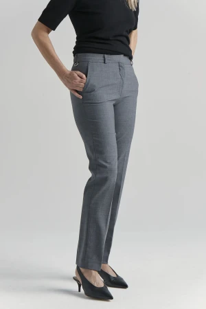 Stockholm lm kostymbyxor  - Karen slim trousers  Max använda 5 gång  Både grå och bruna i storlek 34 Nypris 1000kr  Tar 850 för Båda  Eller 500kr för ett par 