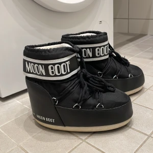 MOON BOOTS🛸 - Säljer mina nästan helt nya moon boots, använda 5-7gg, säljs pga att dem inte kommer till användning längre, köptes för 1700. Jag är öppen för frågor🛸😁👍🏽