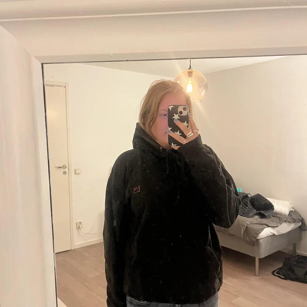 Har en till hov1 hoddie hemma som jag inte använder, det är en gammal, den är i bra skick men den är lite sol blekt men inget som syns, stolek L men känns som typ S . Hoodies.