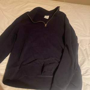 En mörk blå zara zip-hoodie i storlek S. Mycket snygg och har inga fläckar eller hål.