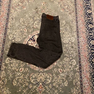 Pull&bear jeans - Tja säljer nu dessa as feta jeans från pull&bear. Skick 8,5/10 och mycket kvar att ge. Slim fit, storlek 38 eu vilket motsvarar 28/29.Köpta för 499, köp av mig för endast 149. Hör gärna av dig vid frågor eller funderingar mvh Liamsellout!💙
