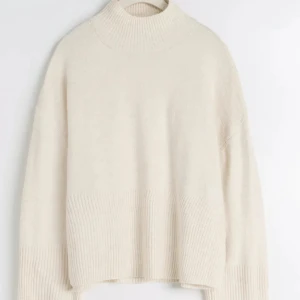 Trendig tröja från Gina - Snygg och perfekt höst/vinter tröja , som ja tyvärr inte använder! Den har inte en hög krage utan sitter bara lite upp mot halsen. Är alltså inte riktigt en turtleneck, gör den jätte fin! Org pris är 379 kr och knappt använd! 💗Pris kan diskuteras!