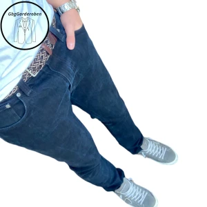 Nudie Jeans - Tjo säljer mina extremt feta nudie jeans som ej säljs längre till underbart pris: 450!! Köpts på nypris 1399. Modellen kallas Thin Finn i färgen black ring. Hör av dig vid minsta bekymmer🙌