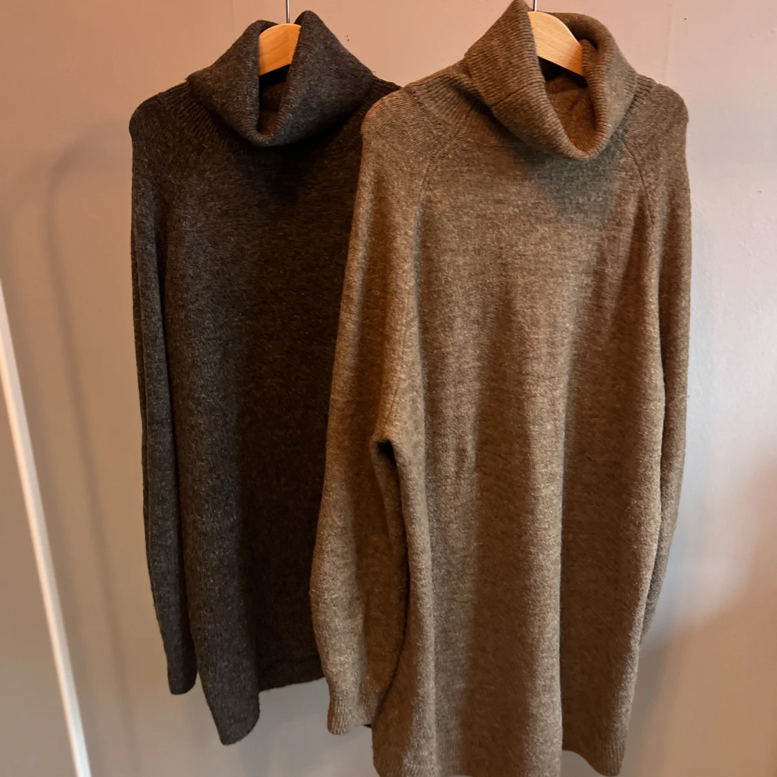 Två tröjor i lång modell