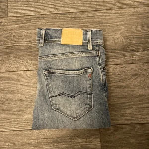Replay jeans - Säljer dessa schyssta jeans. Skick 9,5/10. Nypris 1099.  modellen är neill.
