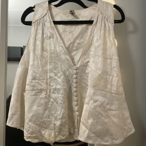 vit blus - Söt vit blus, står inte märke eller storlek men är en s