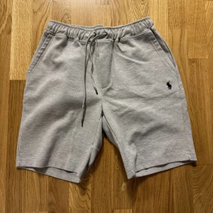Ralph Lauren Shorts - Ett par Ralph Lauren Shorts använda under sommaren bara. Riktigt sköna och passar bra! Skriv vid funderingar.