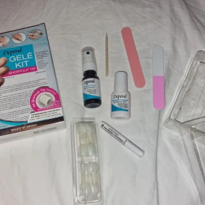 Nagelkit - Helt nytt och oanvänt nagelkit, allt som behövs för att smidigt och enkelt göra salongnaglar hemma🦋 Nypris 199kr 