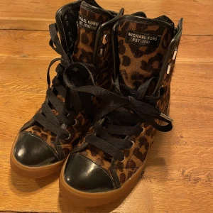 Michael kors skor! - Säljer mina super snygga äkta Michael kors skor i storlek 36,5, har tyvärr blivit lite för små för mig. 