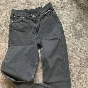 Sweet Sktbs jeans - Baggy/ loose fit  Fina och sköna jeans, sitter jättefint precis runt höfterna. Lite slitning i fotkanten annars inga fel xs men funkar som s då jag är s annars