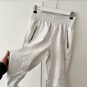 Fusk läder byxor  - Inte använda många gånger inget fel på ”lädret” men har några små märken här och där 