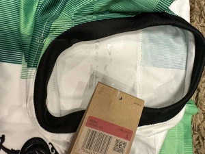 Liverpool t-shirt - Jag vill sälja min Liverpool t-shirt. Eftersom det va fel storlek jag köpte. Den är i storlek L och passar i M