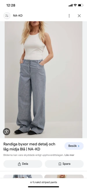 Lågmidjade Randiga jeans  - Jättefina lågmidjade blå/vit randiga jeans med detaljer. Helt oanvända.