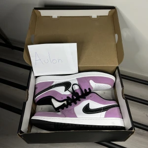 Jordan 1 - Jordan 1 low  Storlek 44.5 Cond 9.5 2/3 ggr använda  Pris 1800+frakt eller kom pm med bud.