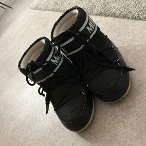Moon boots  - Moon boots svarta med vit text på ganska bra skick 
