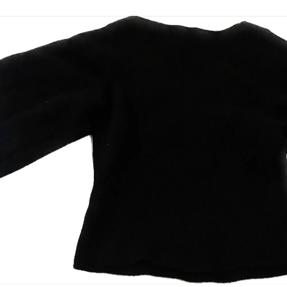 En svart stickad tröja, även perfekt till det kallare klimatet! Den är i bra skick och använd 0 gånger. Säljer den pågrund av att den kom i fel storlek när jag beställde💘. Stickat.