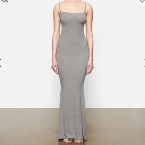 Skims klänning - Skims klänning i grå. Den är använd men väldigt få gånger då jag har en likadan klänning i Xs.