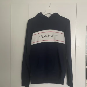 Gant Hoddie - En mörkblå ganthoddie, använd i väldigt gott skick, skick 9/10, nypris 600