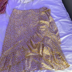 Boho kjol  - Köpte dessa från shein för länge sedan och jag har använt alla tre. De är i bra skick och inget är trasigt på dem. Säljer pga att de inte kommer till användning. 💕🥰 De kostade mellan 150-170kr styck. Men jag väljer att sälja alla tre för 200.