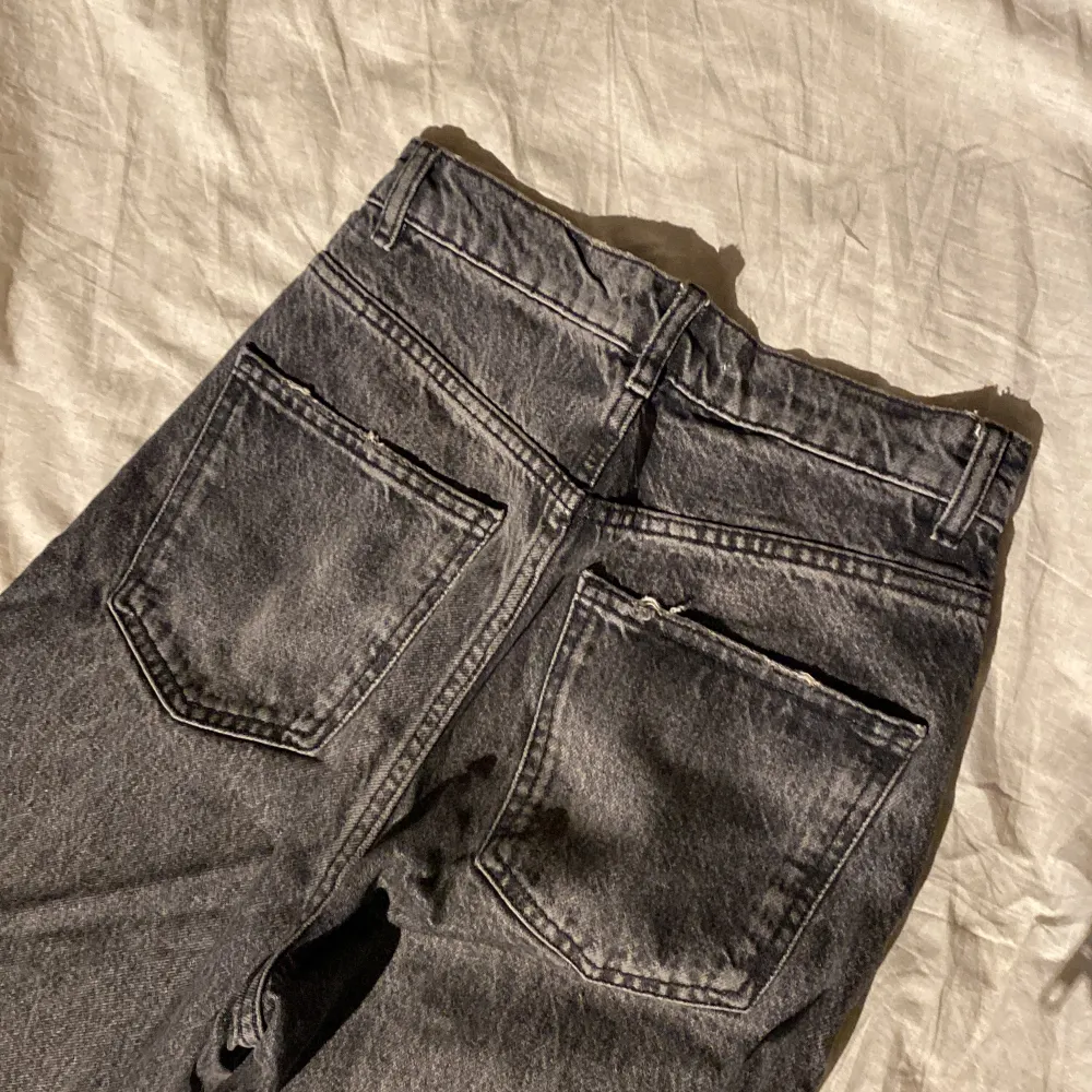 Säljer då de är för stora för mig. Har klippt av benen då de var jättelånga innan. Innerbenslängden är nu 72,5cm. . Jeans & Byxor.