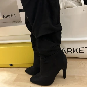 Mocka-imitation boots - Svarta snygga boots i en mocka-imitation😊storlek 36, okänt märke!